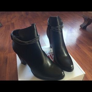 Black boot with chain